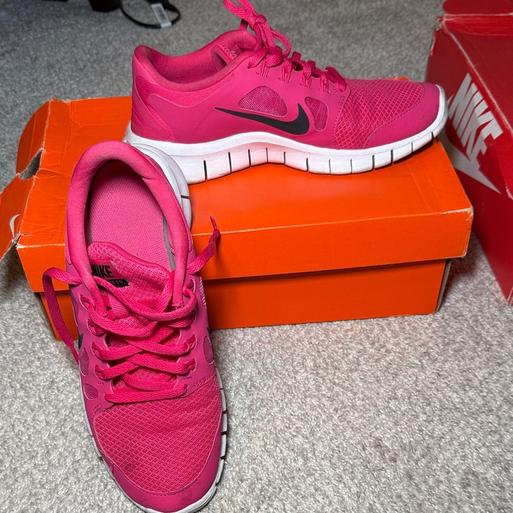 Nike Women's Fuchsia Athletic Shoes